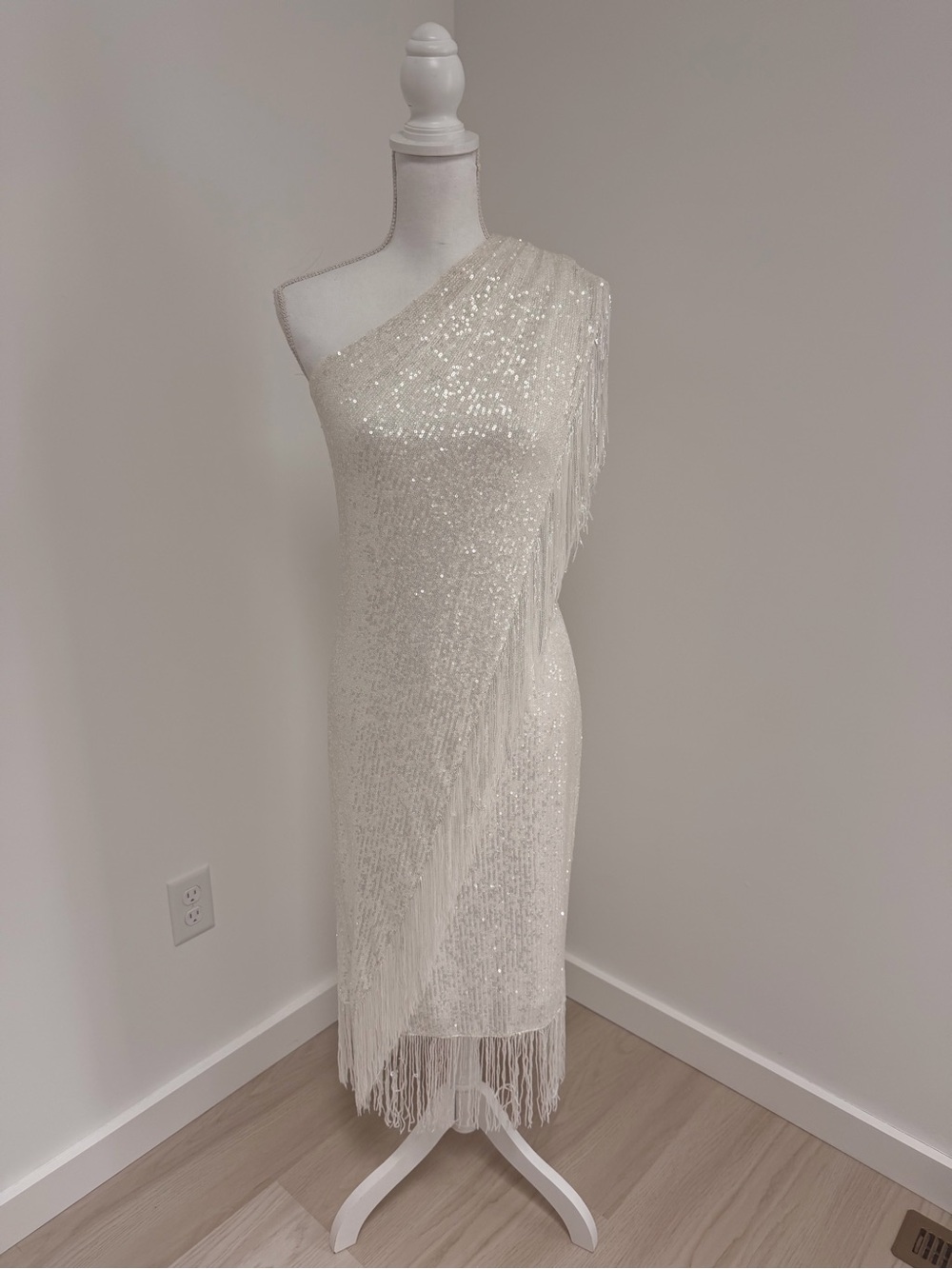 NWT Badgley Mischka One-Shoulder Ivory Sequin Fringe Cocktail Dress Size 4